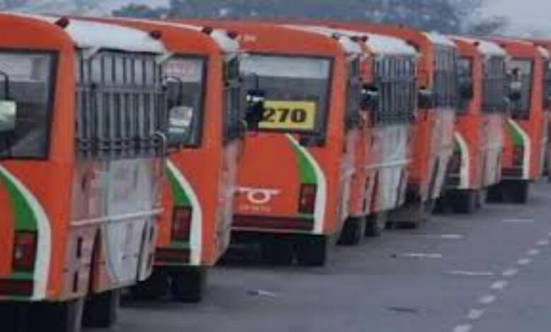 कानपुर में जिलाधिकारी राकेश कुमार सिंह ने दिए निर्देश, सड़क पर खड़ी निजी बसों में चालक भी रहें