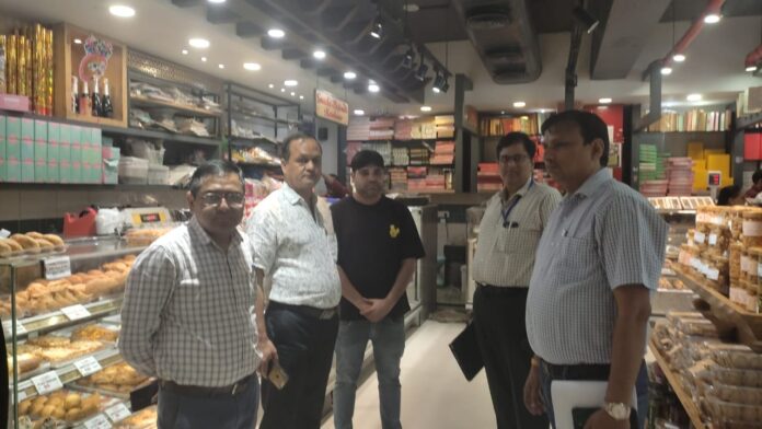 सीएम धामी के निर्देश के बाद एस०ओ०पी० का सख्ती से पालन कराने के लिए खाद्य करोबोेरियों के यहां बड़े स्तर पर छापेमारी