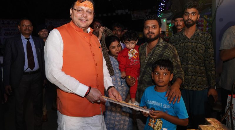 CM धामी ने दीपावली पर्व पर बच्चों को दिए उपहार