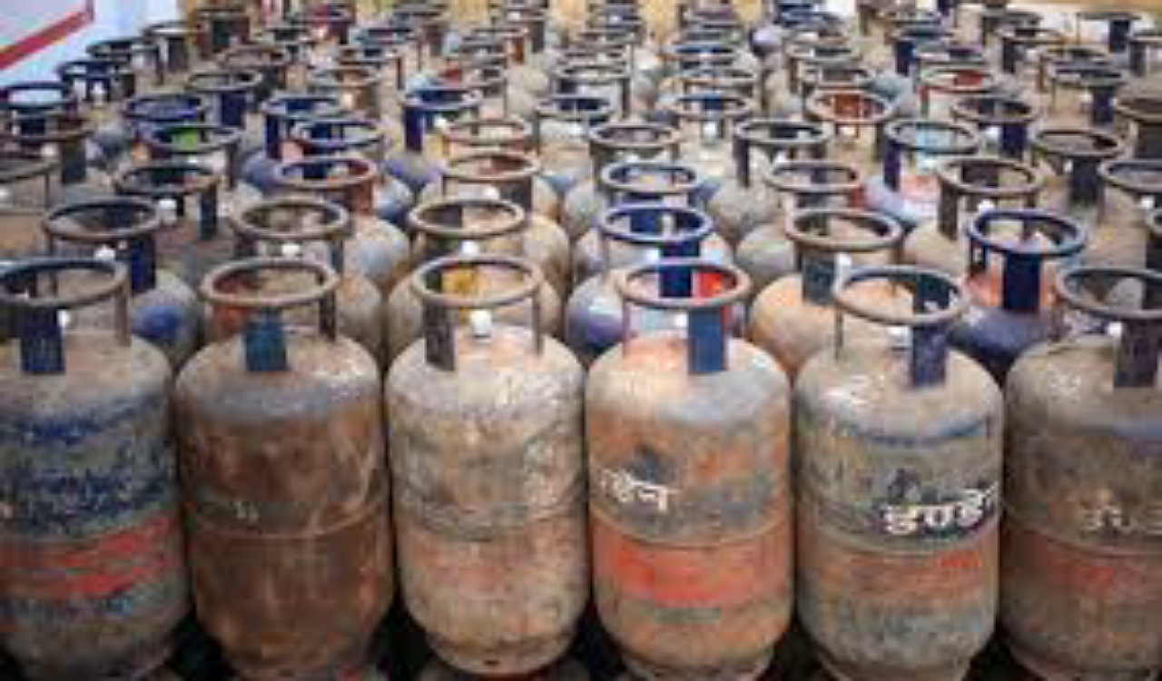 त्योहारों से पहले तेल कंपनियों ने एलपीजी सिलेंडर की कीमतों में इजाफा