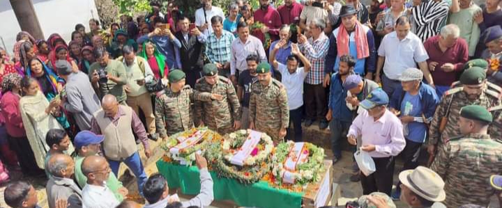 चमोली में शहीद जवान नारायण सिंह को उनके पैतृक घाट पर पूरे सैन्य सम्मान के साथ अंतिम संस्कार किया गया