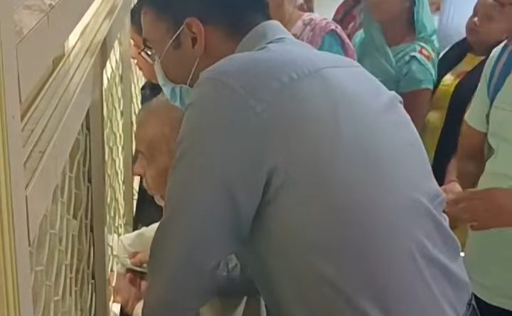 डीएम सविन बंसल ने अस्पताल में की छापेमारी, गायब मिले CMS समेत 5 डॉक्टर