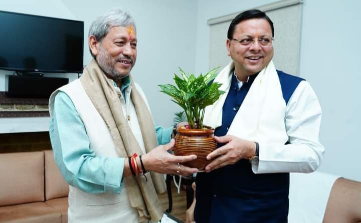 CM धामी से पूर्व मुख्यमंत्री तीरथ सिंह रावत ने शिष्टाचार भेंट की