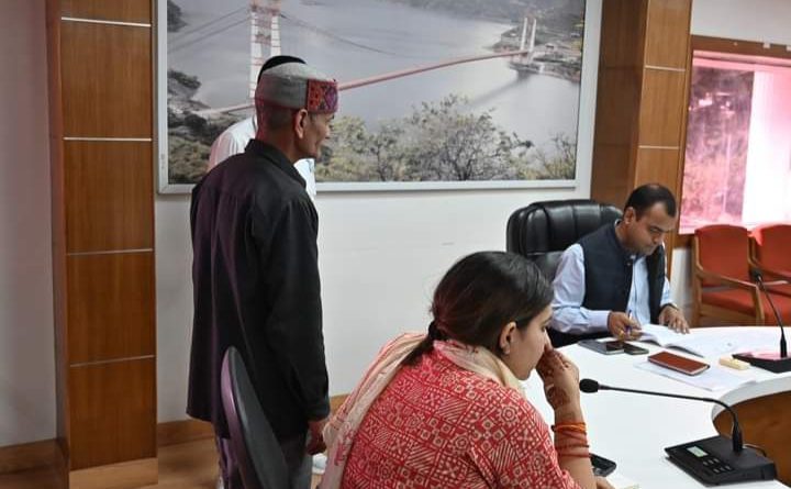 टिहरी जिलाधिकारी की अध्यक्षता में जनसुनवाई कार्यक्रम का आयोजन हुआ