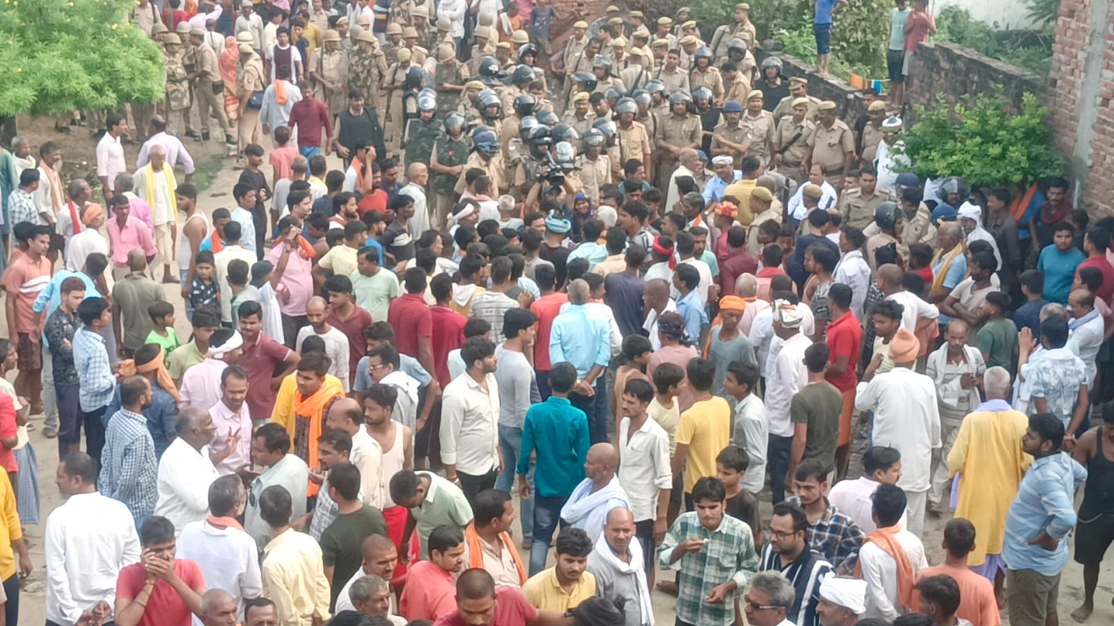 बहराइच में तनाव बरकरार, जगह- जगह ग्रामीणों ने की आगजनी, शव के अंतिम संस्कार से इनकार