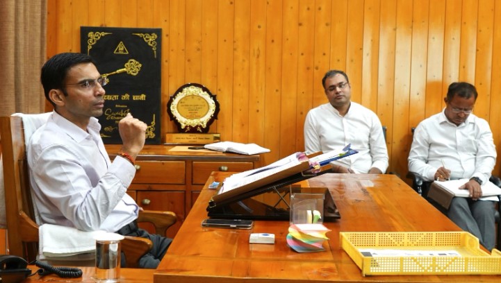 डीएम की कार्यशैली की मुरीद हुई दून की जनता, अंधेरा हुआ दूर, एक ही दिन में खरीदी 1500 नई लाइट