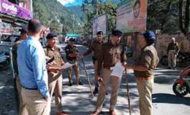 उत्तरकाशी में मस्जिद के खिलाफ धार्मिक संगठन ने आक्रोश रैली निकाली, पुलिस ने रोकने के लिए लगाए बैरियर