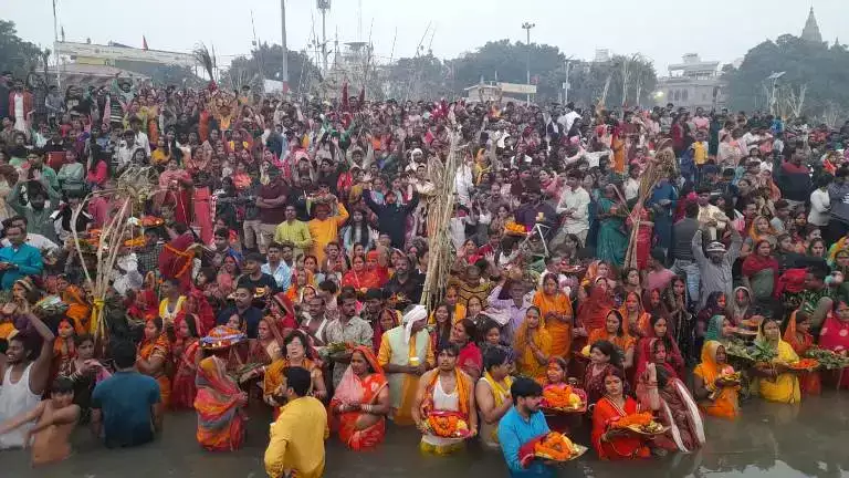 छठ महापर्व- पहाड़ से लेकर मैदान तक श्रद्धालुओं ने उगते सूर्य को अर्घ्य देकर की सुख-समृद्धि की कामना