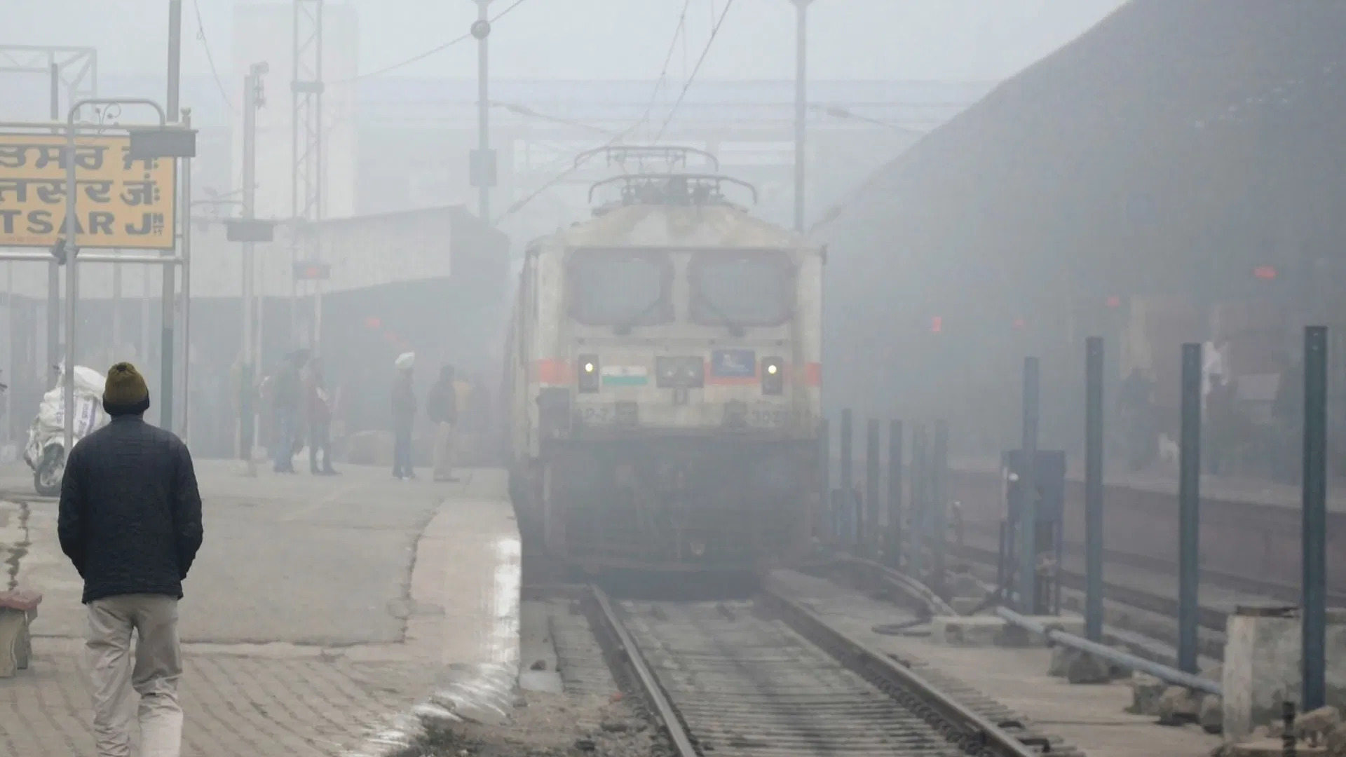 कोहरे ने रफ्तार पर लगाया ब्रेक, कई फ्लाइट भी हुईं डायवर्ट, देखें लिस्ट
