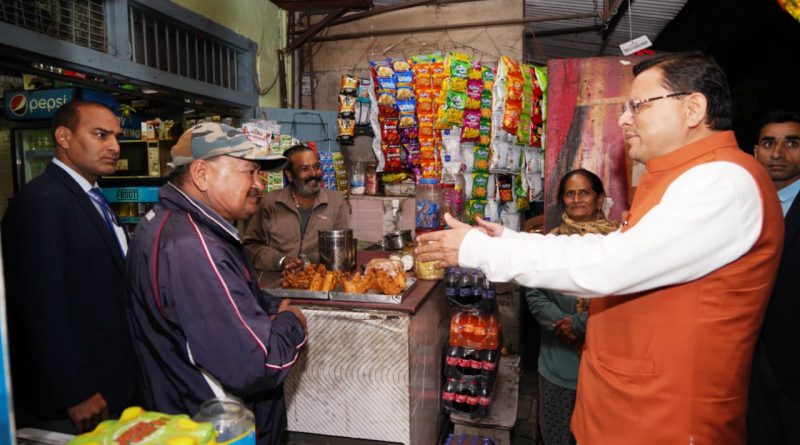 काफिला रोक, लोगों से मिलने पहुंचे मुख्यमंत्री पुष्कर सिंह धामी