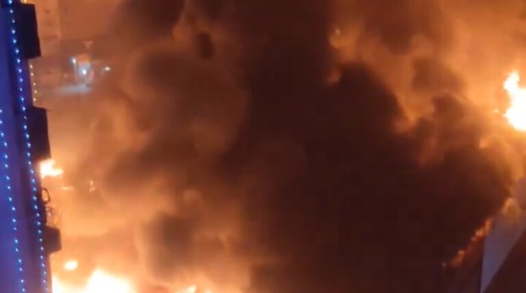 बैंकेट हॉल में देर रात अचानक लगी भीषण आग, रोकी गई सेवाएं