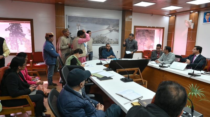 सीएम हेल्पलाइन एवं विभिन्न कार्यक्रमों में दर्ज शिकायतों को गंभीरता से लेते हुए समयान्तर्गत निस्तारित करना सुनिश्चित करें अधिकारी- जिलाधिकारी टिहरी