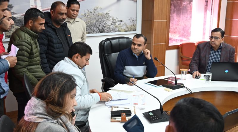 जिलाधिकारी टिहरी गढ़वाल ने जनता मिलन कार्यक्रम में सुनी लोगों की फरियादें