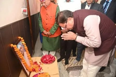 मुख्यमंत्री धामी ने स्व. चंद्रशेखर भट्टेवाले के आवास पर जाकर श्रद्धांजलि दी