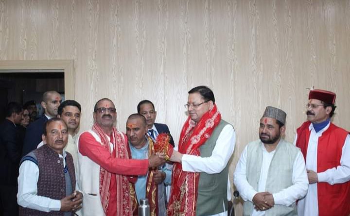 CM धामी पहुंचे उत्तरकाशी,यमुनोत्री एवं गंगोत्री मंदिर समिति के पदाधिकारियों द्वारा भव्य स्वागत किया