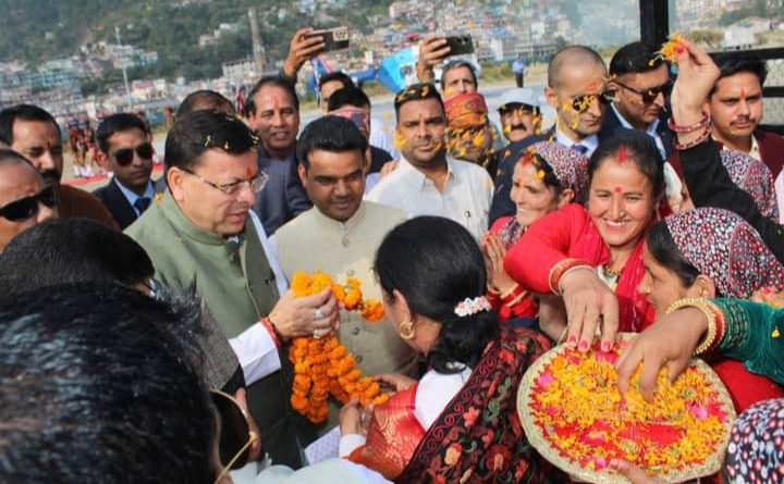 CM धामी का नवनिर्मित जोशियाड़ा हेलीपैड पर भव्य स्वागत हुआ