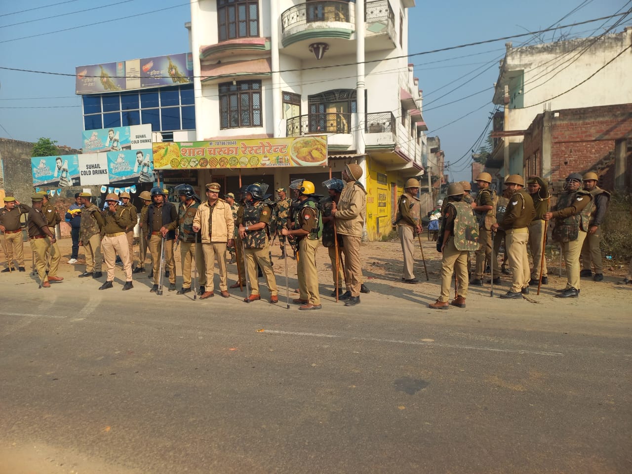 वोटिंग के बीच बवाल, मुस्लिम बाहुल्य इलाके में पुलिस पर पथराव, थाना प्रभारी समेत कई चोटिल