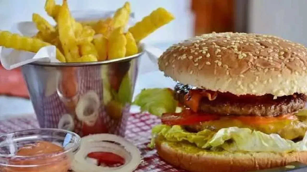 जंक फूड खाने वाले सावधान, खतरे में आपका दिल-दिमाग, कमजोर हो सकती है याददाश्त