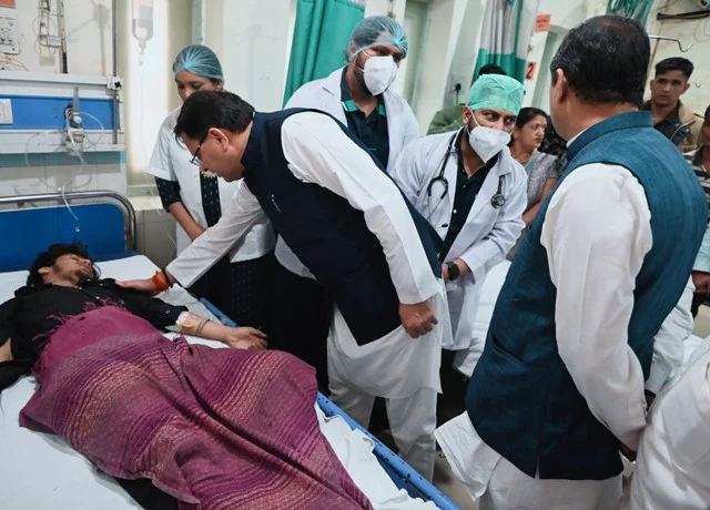 CM धामी ने अल्मोड़ा में हुई भीषण बस दुर्घटना के घायलों का हाल जाना
