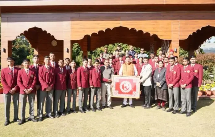 सैनिक स्कूल घोड़ाखाल से शैक्षिक भ्रमण के लिए आये विद्यार्थियों ने की सीएम धामी से भेंट
