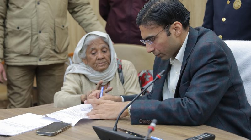 DM सविन बंसल की अध्यक्षता में जनसुनवाई कार्यक्रम आयोजित हुआ