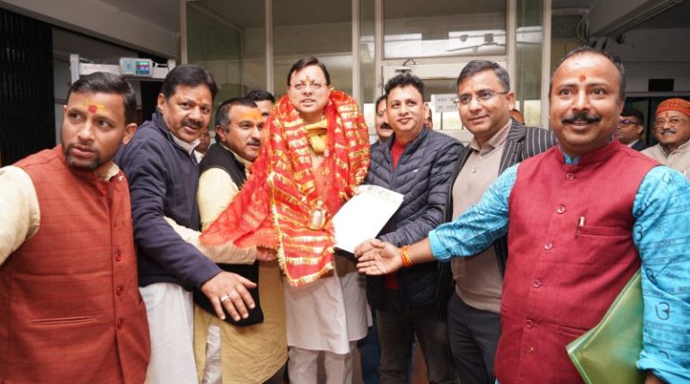 सीएम धामी से उत्तराखण्ड चारधाम तीर्थ पुरोहित महापंचायत के सदस्यों और पंडा पुजारियों ने भेंट की