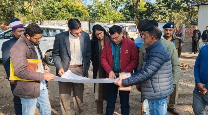 कार्यों में हीलाहवाली बर्दाश्त नहीं, एग्रीमेंट में वर्णित समय अवधि के अंदर करना होगा प्लांट का निर्माण कार्य: डीएम