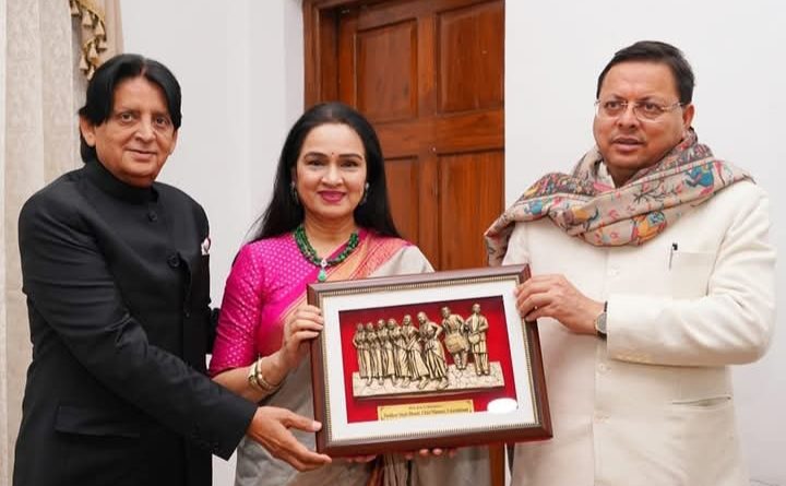 CM धामी से बॉलीवुड की अभिनेत्री पद्मिनी कोल्हापुरे ने शिष्टाचार भेंट की