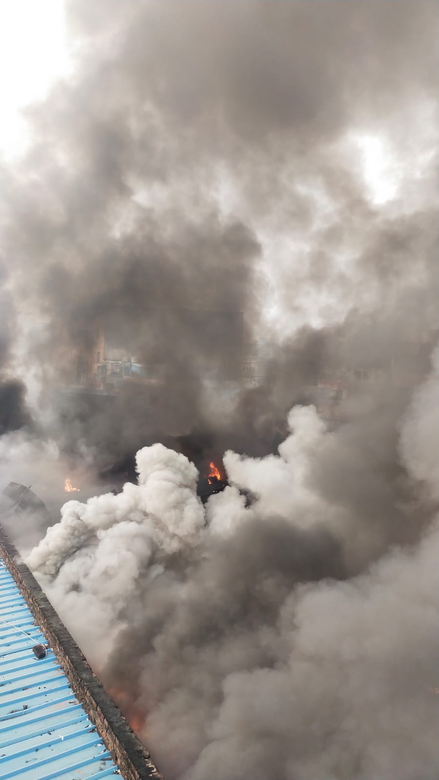 गुरुग्राम में एक फैक्ट्री में भीषण आग, आसपास के लोग कांप उठे खौफनाक मंजर देखकर