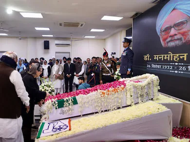 अंतिम यात्रा पर निकले पूर्व प्रधानमंत्री मनमोहन सिंह, PM मोदी भी पहुंचे; थोड़ी देर में होगा अंतिम संस्कार