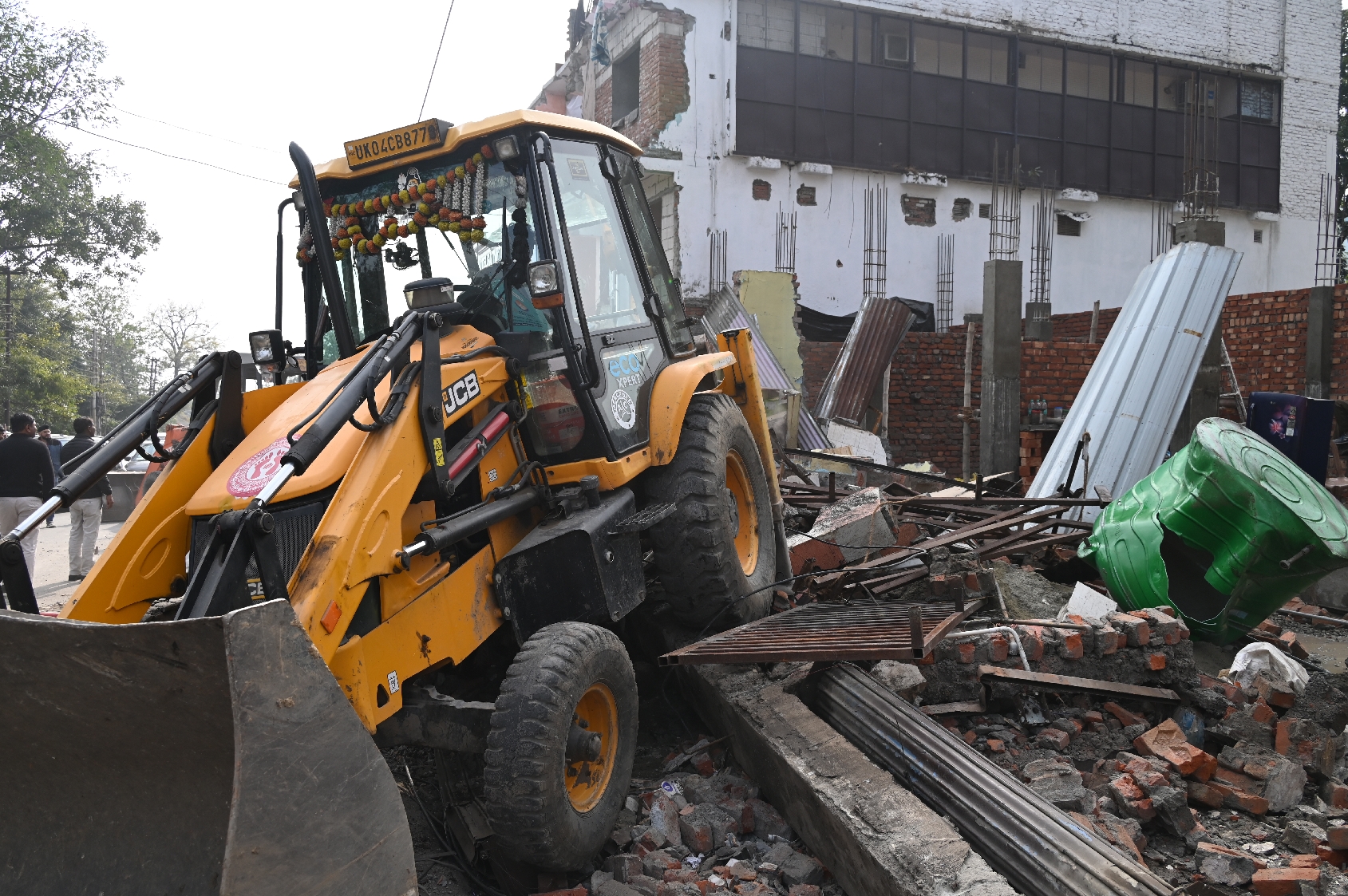 धामी सरकार गरजा बुलडोजर, रेस्टोरेंट समेत 12 दुकानें को तोड़ी गईं; SDM की अगुवाई में हुई कार्रवाई