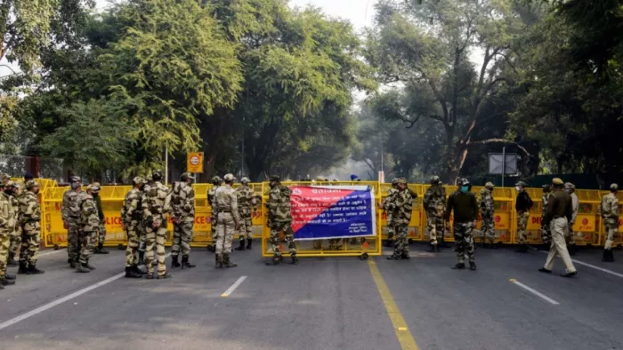 दिल्ली में सीएम हाउस के बाहर पुलिस फोर्स तैनात, AAP नेताओं को जाने से रोका