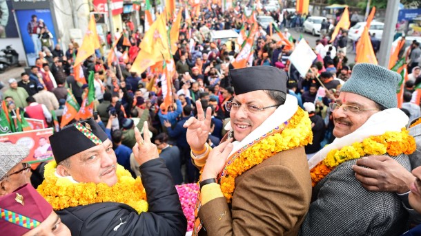 सीएम धामी ने हल्द्वानी में रोड शो कर जनता का मांगा आशीर्वाद