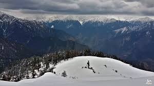 उत्तरकाशी के केदार कांठा व दयारा बुग्याल में उमड़े पर्यटक