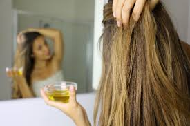 क्या आप जानते हैं बालों में तेल लगाना क्यों है जरुरी, अगर नही, तो जान लीजिए इसके फायदे