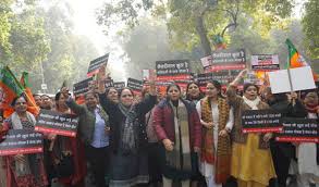 अरविंद केजरीवाल के आवास के बाहर प्रदर्शन कर रही महिलाओं को दिल्ली पुलिस ने लिया हिरासत में