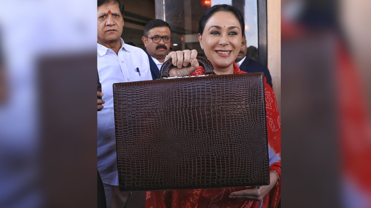 वित्त मंत्री ने किए बड़े एलान, साल में 1.25 लाख नौकरी, 150 यूनिट फ्री बिजली