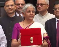 मिडिल क्लास को बड़ा तोहफा, 12 लाख रुपये तक की कमाई पर हुई टैक्स फ्री