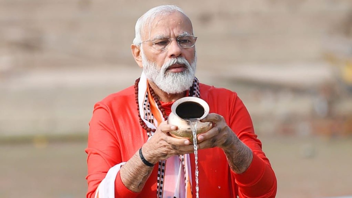 पीएम मोदी ने संगम में लगाई डुबकी, हाथ और गले में रुद्राक्ष की माला, हाथ में रुद्राक्ष की माला
