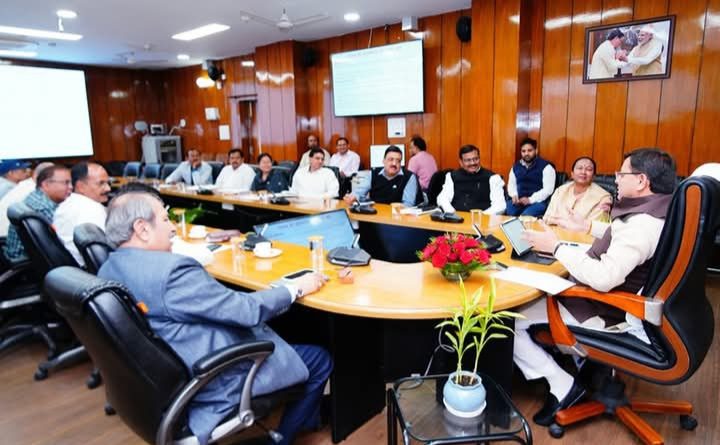 CM धामी ने सचिवालय में सिंचाई, लघु सिंचाई और ग्रामीण निर्माण विभाग की गेम चेंजर योजनाओं की समीक्षा बैठक की
