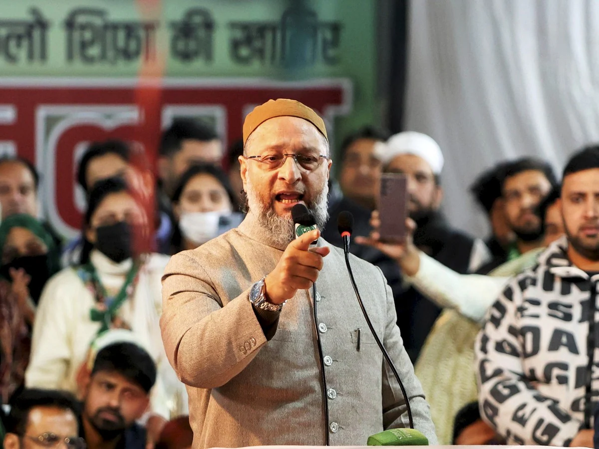 होली पर मस्जिदों को ढकने पर भड़के ओवैसी- कहा, ‘जो लोग पाकिस्तान चले गए, वे कायर थे। हम भागेंगे नहीं