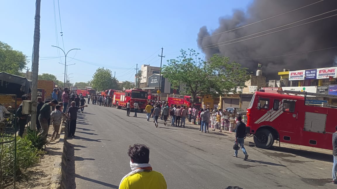 कूलर बनाने वाली फैक्ट्री में लगी भीषण आग, मौके पर पहुंची दमकल की कई गाड़ियां