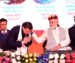 हाथ मिलाकर, पीठ थपथपाकर सीएम को शाबाशी