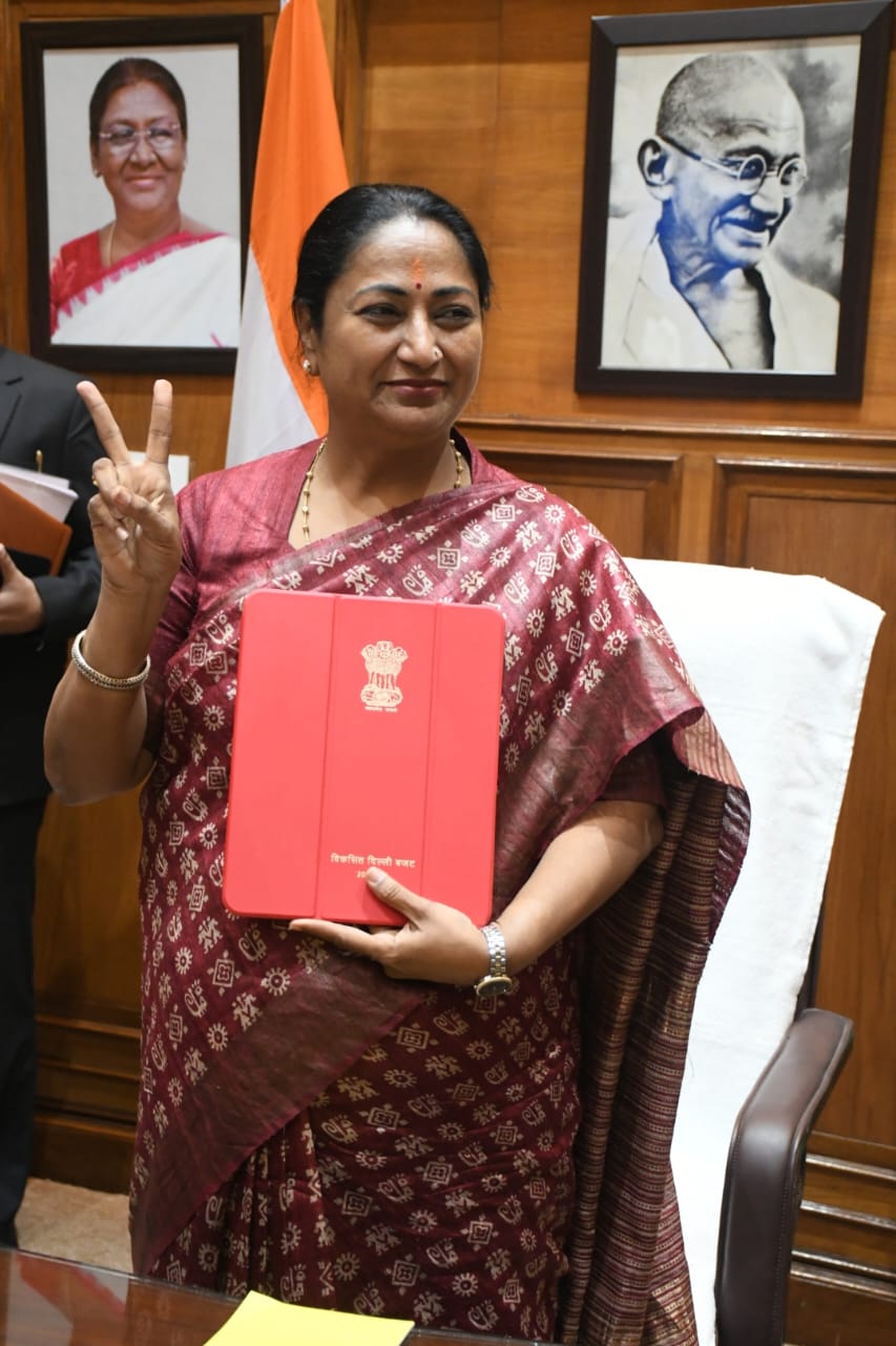 CM रेखा गुप्ता ने पेश किया एक लाख करोड़ का बजट- महिला सुरक्षा, पीने का पानी, यमुना की सफाई पर बड़े ऐलान