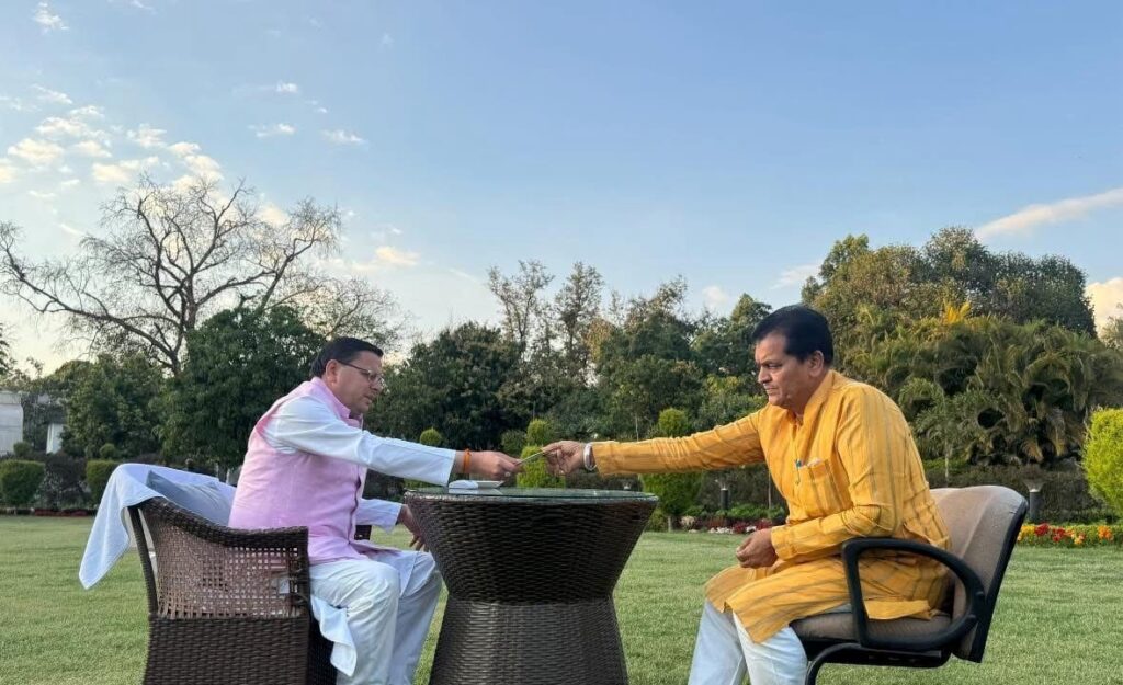 कैबिनेट मंत्री प्रेमचंद अग्रवाल ने सीएम धामी को सौंपा इस्तीफा