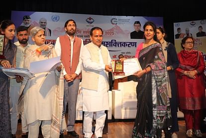 सहकारिता मंत्री डाॅ.धन सिंह रावत ने उत्कृष्ट कार्य के लिए प्रदेश की 35 महिलाओं को सहकारिता शक्ति सम्मान से सम्मानित किया