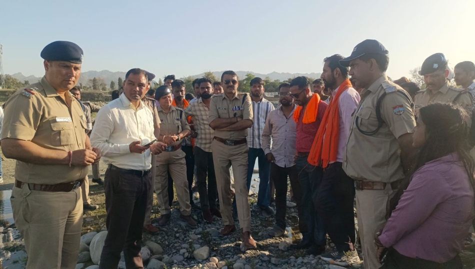 उत्तराखंड- हिमाचल की सीमा पर गोवंश के अवशेष मिलने के विरोध में आक्रोशित हिंदू संगठनों के लोग