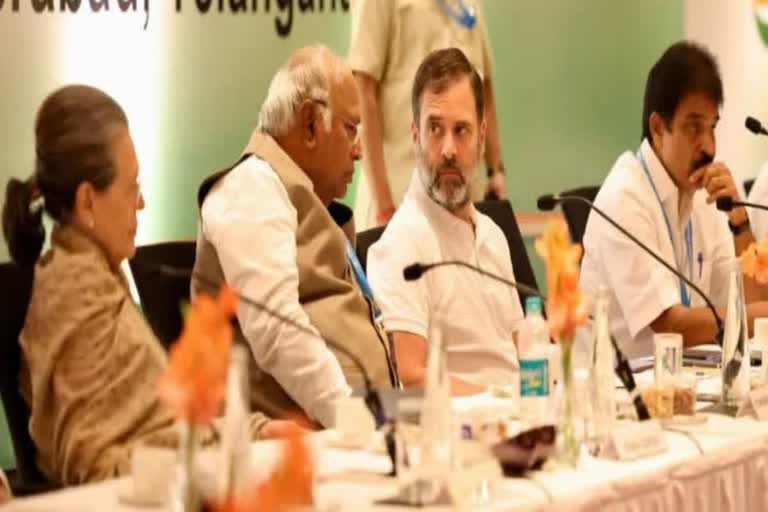 गुजरात अधिवेशन से पहले CWC की बड़ी बैठक, जिला अध्यक्षों को मिल सकती नई ताकत