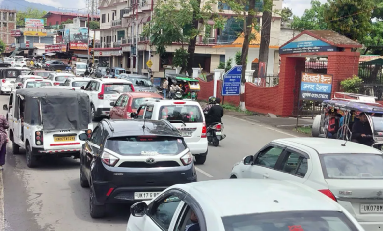 देहरादून के गुच्चुपानी में 7100 पर्यटक पहुंचने से गढ़ीकैंट तक लगा जाम,लोग परेशान