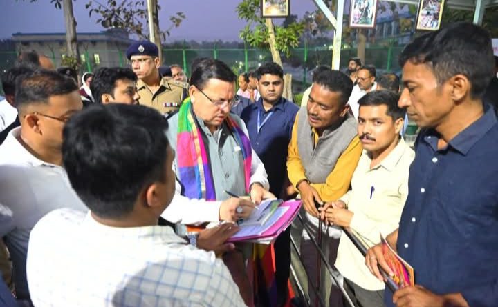 CM धामी ने कैम्प कार्यालय लोहिया हेड में जनता से मिले व उनकी समस्याएं सुनीं